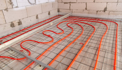 Installing a hose for underfloor heating in the room