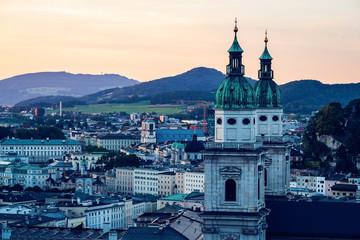 Fototapeta premium Salzburg, znane miasto w Austrii, od 1996 roku wpisane na Listę Światowego Dziedzictwa UNESCO.