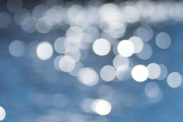 Obraz premium Blurred Lights on blue water bokeh background