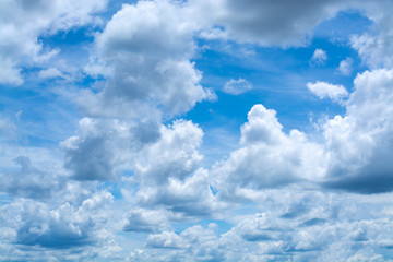 Obraz premium White clouds with beautiful blue background