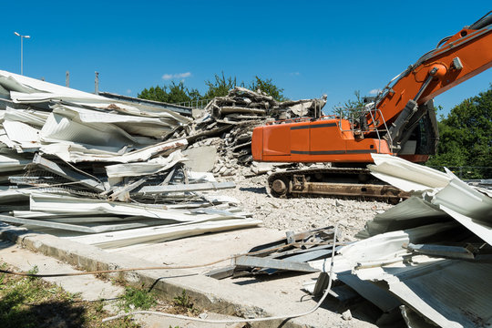 Bagger mit Bauschutt
