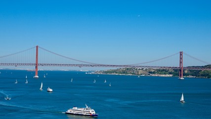 Brücke in Lissabon über den Tejo Fluß, Stadtansicht