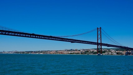 Fototapeta na wymiar Brücke in Lissabon über den Tejo Fluß, Stadtansicht