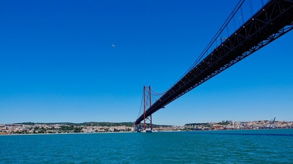 Brücke in Lissabon über den Tejo Fluß, Stadtansicht