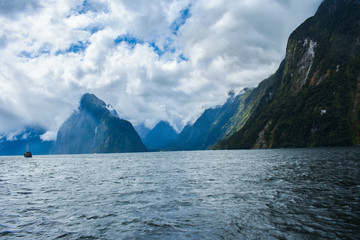 Los fiordos de Nueva Zelanda, el oceano y nubes en el cielo