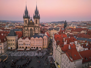 Fototapeta premium Plaza de Praga con personas, catedral y la ciudad en el atardecer
