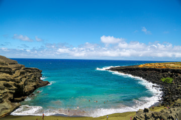 Fototapeta na wymiar sea and blue sky in hawaii