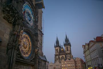 Torre astronomica con relojes y la catedral de Praga con el cielo azul