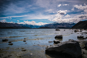 Lago de Nueva Zelanda, cielo con nubes y un paisaje de invierno
