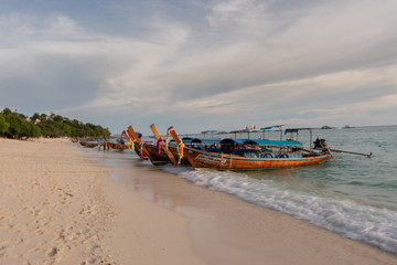 Botes parados en la playa de Tailandia