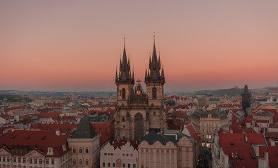 La catedral de Praga en el atardecer con techos rojos y cielo naranja