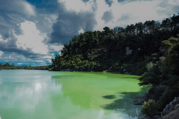 Lago verde y tormenta en el cielo en parque geologico con actividad geotermica