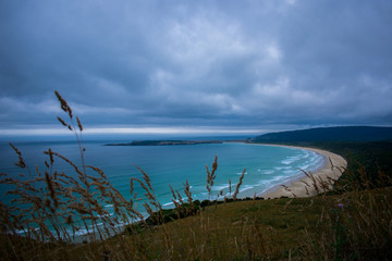 Cielo con tormenta, la bahia y la playa con el oceano