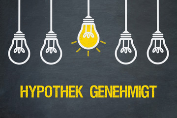 Hypothek genehmigt / Tafel mit Glühbirnen