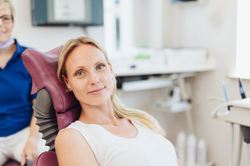 attraktive Frau beim Zahnarzt