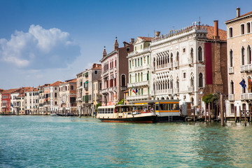Fototapeta na wymiar View of the beautiful Venice city and the Grand Canal in a sunny early spring day