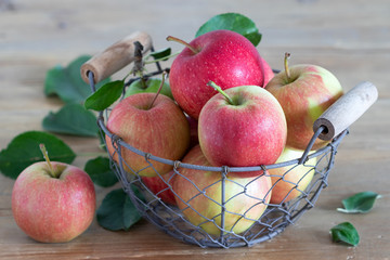 Äpfel im Gitterkorb als Dekoration