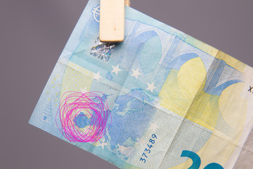 Billetes de Euro, sujetos por pinzas. Los beneficios se dan en dinero, a los trabajadores se les...