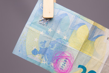 Billetes de Euro colgados de una cuerda y sujetos por pinzas de madera de extender la ropa