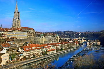 Fototapeta na wymiar View of the Old Town (Altstadt) of Bern (capital of Switzerland) and river Aare with the Bell Tower of the Münster (cathedral) standing out. 