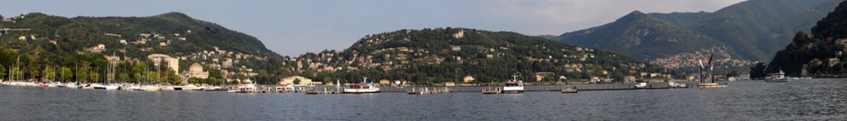 Fototapeta na wymiar barche a como sul lago in italia 