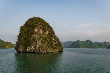 Naklejka premium Big and lonely limestone island in Halon Bay 