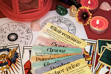 Tarot de Marseille tirage de carte divinatoire en cartomancie