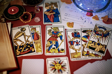 Tarot de Marseille tirage de carte divinatoire en cartomancie