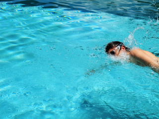 Naklejka premium close up teenager boy swimming at swimming pool