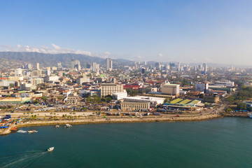 Obraz premium Pejzaż w godzinach porannych. Ulice i port morski miasta Cebu na Filipinach, widok z góry. Panorama miasta z domami i centrami biznesowymi.