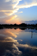 increíble atardecer en cachemira India. Colores de ensueño. Ambiente de relax en tonos purpuras, rojos, azules y amarillos. Srinagar. Reflejo y barca