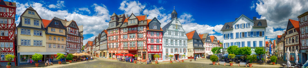 Marktplatz von Butzbach mit Fachwerkhäusern und Rathaus, Hessen  - obrazy, fototapety, plakaty