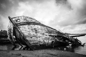 Fototapeta na wymiar Epave de bateau en bois dans la vallée de la Rance