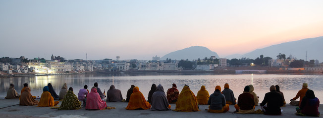 Grupo de personas haciendo yoga y meditando a primera hora de la mañana en Pushkar, India