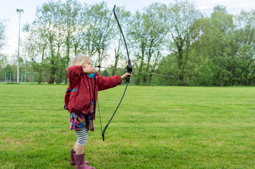 Petite fille jouant au tir &agrave; l'arc