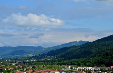 Fototapeta na wymiar Blick von Freiburg auf den Schwarzwald
