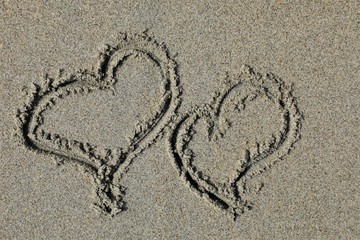 2 Herzen in Sand geschrieben