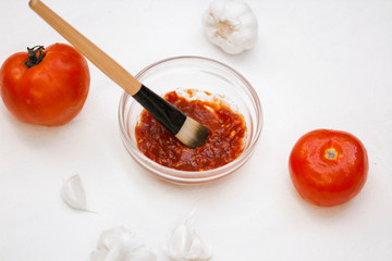 Diy mask made with tomato, garlic and honey for detoxifying the skin and cleaning it.