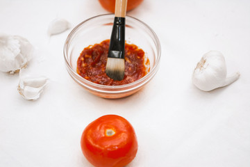 Diy mask made with tomato, garlic and honey for detoxifying the skin and cleaning it.