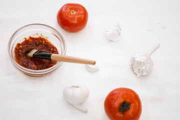 Diy mask made with tomato, garlic and honey for detoxifying the skin and cleaning it.