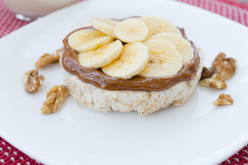  Rice biscuit with dulce de leche and pieces of banana and nuts. Accompanied with a milk banana smoothie.