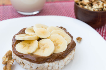  Rice biscuit with dulce de leche and pieces of banana and nuts. Accompanied with a milk banana smoothie.