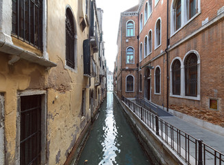 Fototapeta na wymiar the empty channel in Venice
