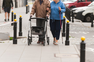 Fototapeta starsze osoby idą ulicą obraz