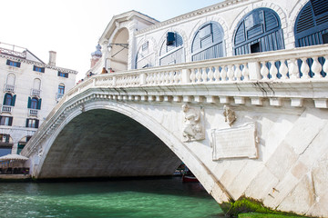Fototapeta na wymiar The famous Rialto Bridge over the Grand Canal in Venice built in 1591