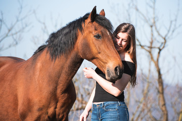 Reiterin kuschelt mir ihrem braunen Pony