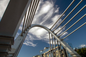 Naklejka premium cable bridge in the cityscape on a sunny summer day