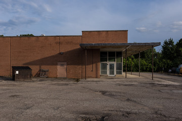 Fototapeta na wymiar Large brick retail building left empty in a midwestern suburb