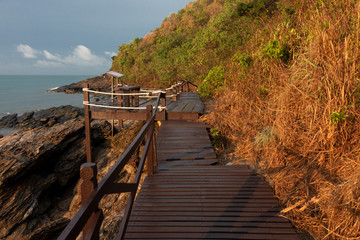 Obraz premium Drewniany most wzdłuż wybrzeża w parku narodowym Khao Leam Ya