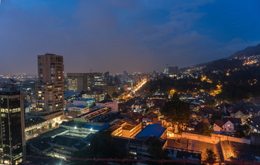 Fototapeta premium Una vista de la ciudad en la noche
